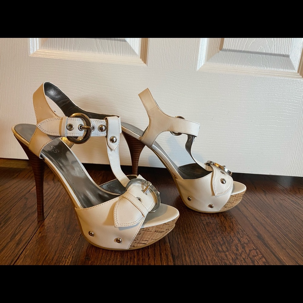 🚨 Guess High heel shoes 🚨